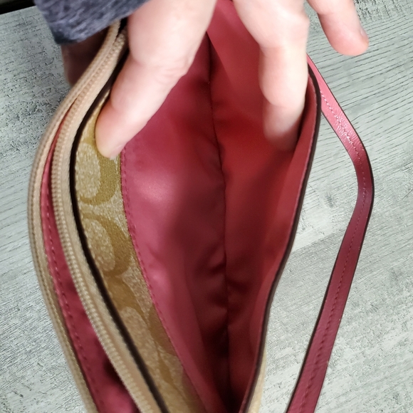 Coach tan & pink wristlet, outer pocket&zipper, inside 2 pockets, 6 cc slots. - Picture 4 of 8